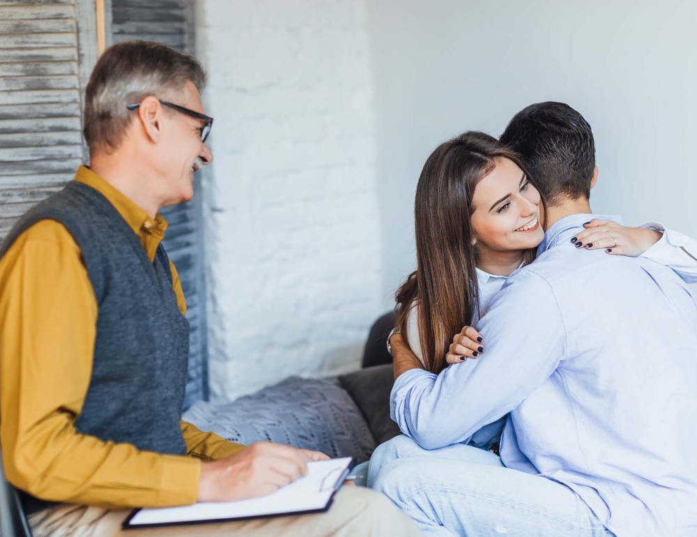 Happy married cople on psychologist office with candid emotions!